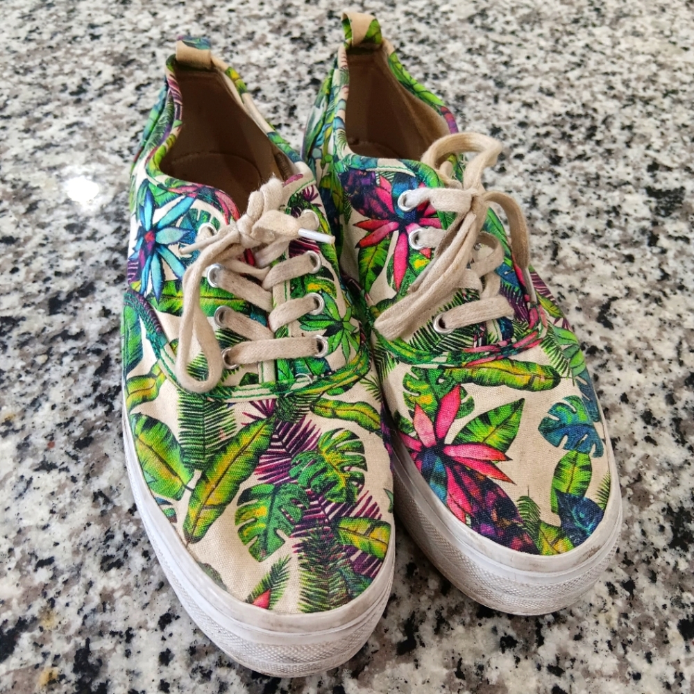 Divided canvas sneakers